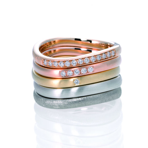 指を通した瞬間、違いがわかる。200トンの圧力から生まれる『FISCHER』の結婚指輪が「シルクの肌触り」と呼ばれる理由
