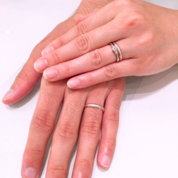 アイデアルのダイヤモンドでロゼットの婚約指輪とフィッシャーの結婚指輪をご成約頂きました。(和歌山市)
