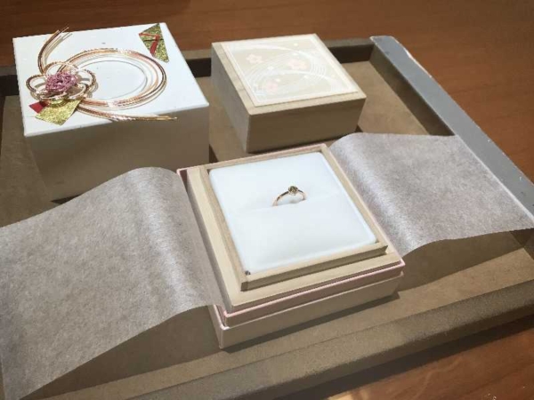 兵庫県尼崎市よりお越しのH様、『AMOUR AMULET』の婚約指輪をご成約頂きました