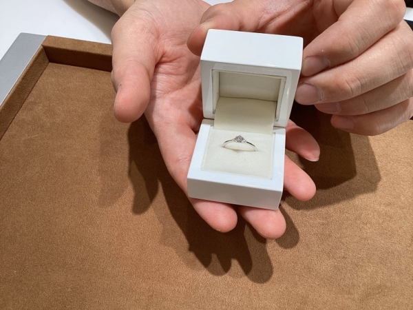 和歌山県橋本市のお客様にオリジナルの婚約指輪をご成約いただきました。