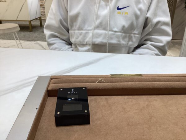 京都市伏見区より パーフェクトラフのダイヤモンドとプロポーズリングにロゼットライフの婚約指輪をお選び頂きました