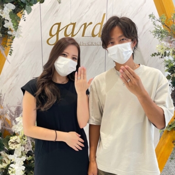 WEB検索でgarden京都を知りました。知識のない中丁寧に色々教えてくれました。結婚指輪を見に来て購入させていただき理想のハワイアンジュエリーでの結婚指輪が選べました。