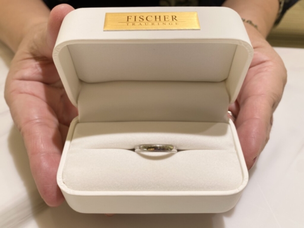 神戸市北区　結婚記念日にFISCHERのリングをご成約頂きました。