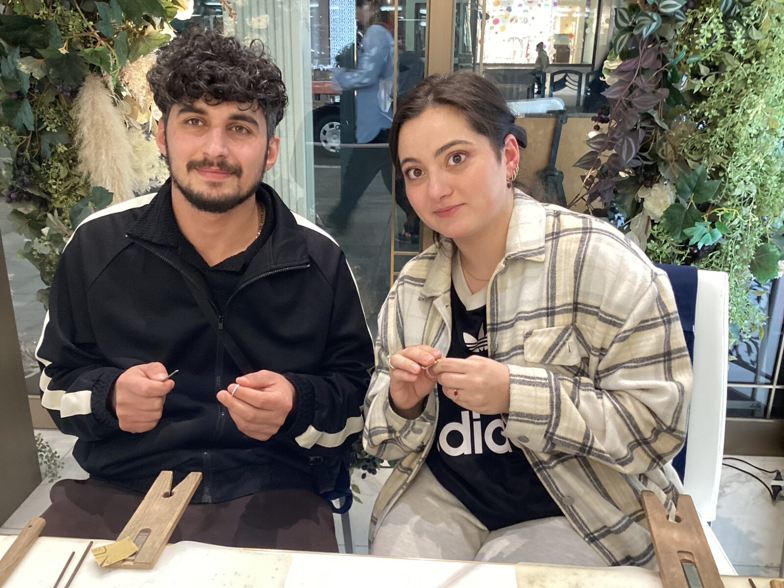 リングの整形体験が出来て楽しかったです！ 相手と交換してやる場合、互いにサイズを試しあったり、｢ここはこうかな、こうした方がいいかな？｣といった感じに話しながら出来るので、カップルや夫婦などで思い出づくりにピッタリでした！