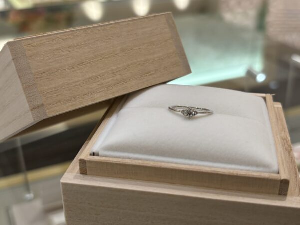 兵庫県高砂市からご来店「Little garden」の婚約指輪をご成約頂きました