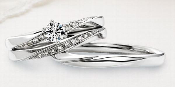 婚約指輪と結婚指輪の重ね着け