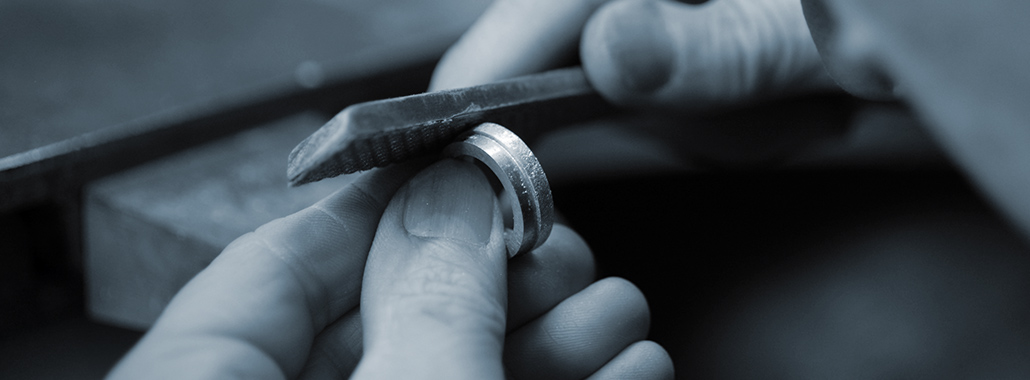 指を通した瞬間、違いがわかる。200トンの圧力から生まれる『FISCHER』の結婚指輪が「シルクの肌触り」と呼ばれる理由