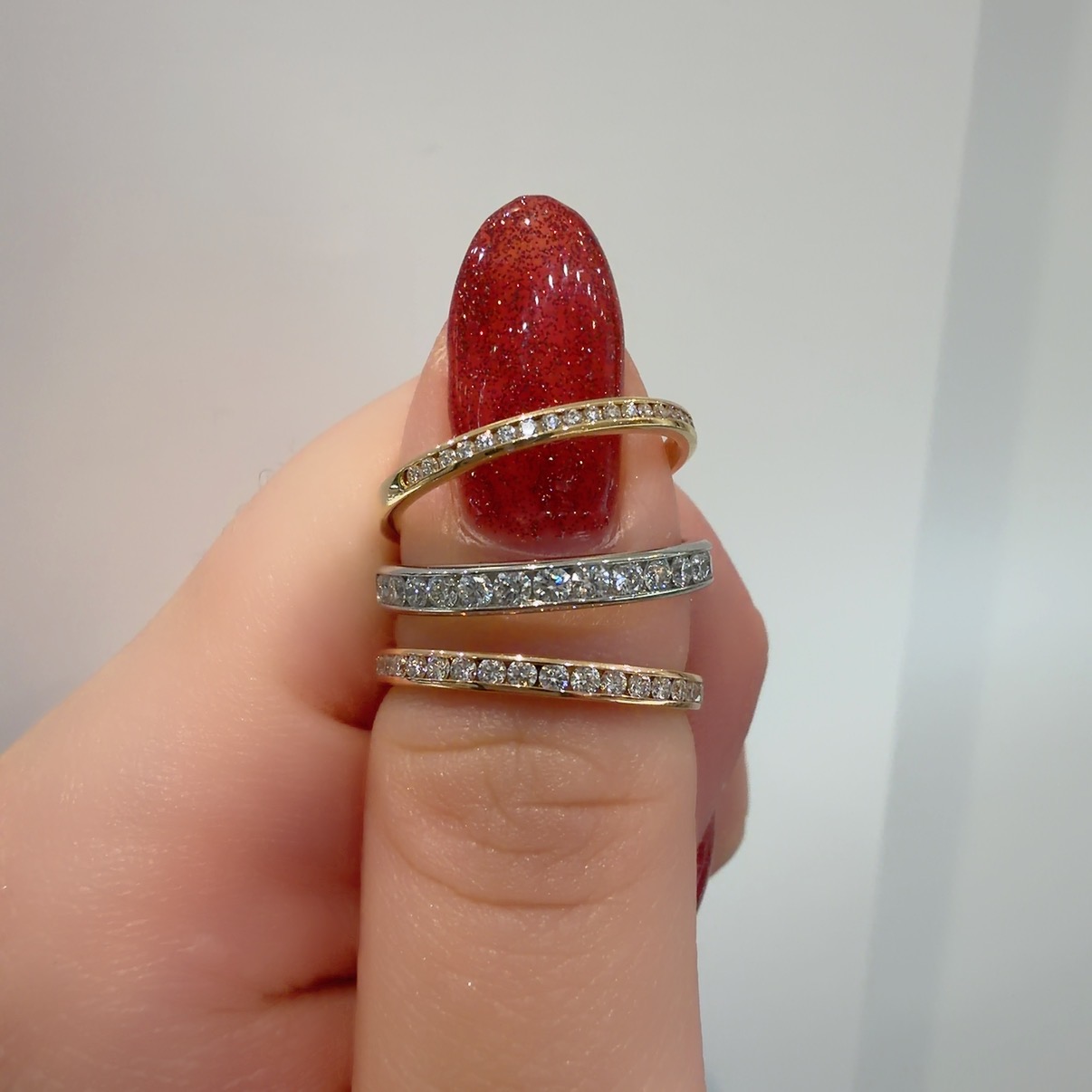 エタニティリングのダイヤモンドの留め方の一つのレール留め