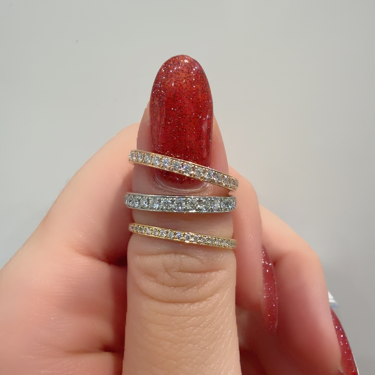 エタニティリングのダイヤモンドの留め方の一つの彫り留め