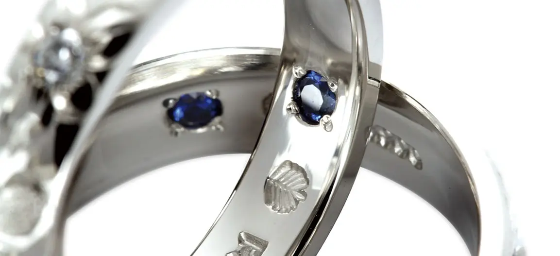 マカナの結婚指輪の内側にはマナの象徴のブルーサファイヤ