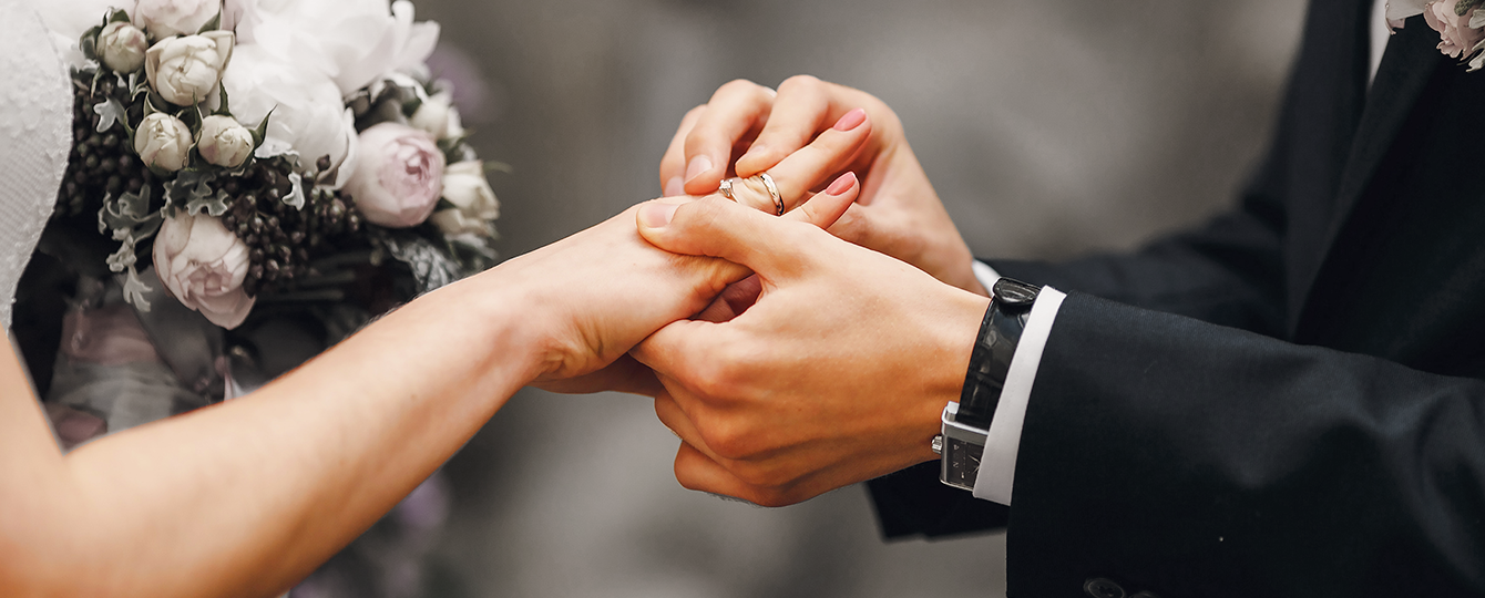 指を通した瞬間、違いがわかる。200トンの圧力から生まれる『FISCHER』の結婚指輪が「シルクの肌触り」と呼ばれる理由