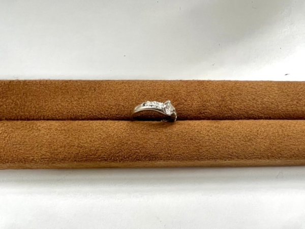 京都大丸前 ダイヤモンドが付いたプラチナ製の指輪の石ドレ修理