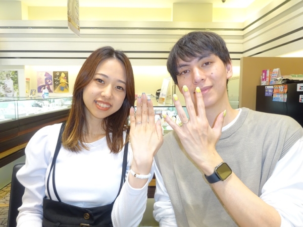 大阪府松原市 ブルーダイヤアレンジが決め手となった、ロゼットライフの結婚指輪をご成約のお客様です。