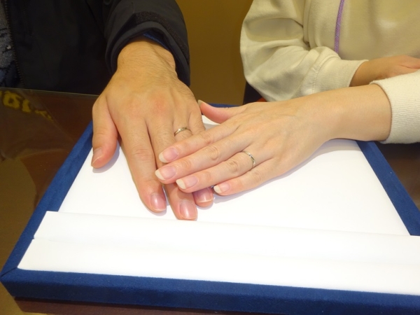 大阪府阪南市 リーズナブルなのにキラキラして捻りのあるデザインが気に入り、インセンブレの結婚指輪をご成約のお客様です。