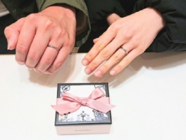 大阪府泉南市 プラチナで強度があるのにリーズナブルなインセンブレの結婚指輪をご成約のお客様です。