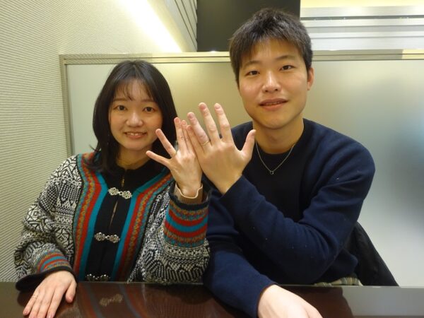 東京都 ゴールドのマット感と四角いダイヤ、鍛造製法という造りも気に
