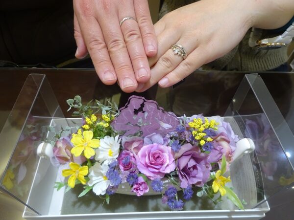 和歌山県紀の川市 彼女の大好きなラプンツェルの婚約指輪と結婚指輪をご成約のお客様です。