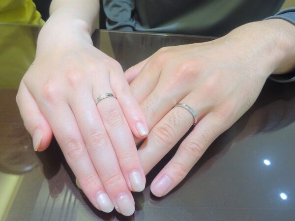 大阪府和泉市 シンプルで自分たちに似合ったセリューの結婚指輪をご成約のお客様です。