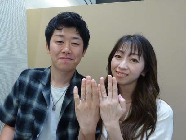 大阪府貝塚市 ハーフエタニティーのキラキラ感とメンズのシンプルさに惹かれ、グラマの結婚指輪をご成約のお客様です。