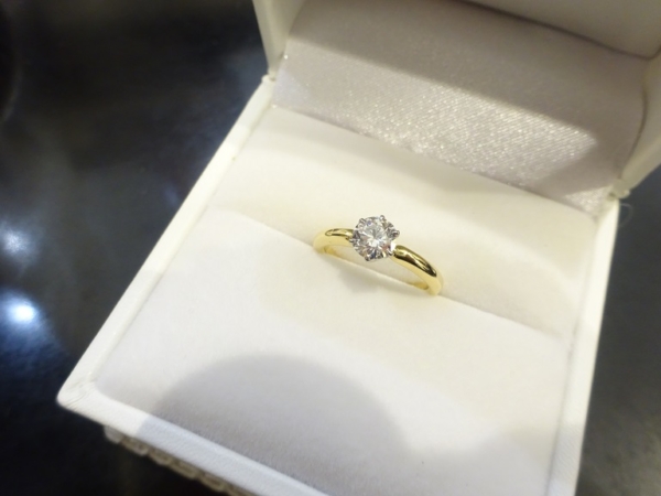 和歌山市｜人気のゴールドの婚約指輪豊富なデザインgardenりんくう泉南オリジナルの婚約指輪をご成約されたお客様です。