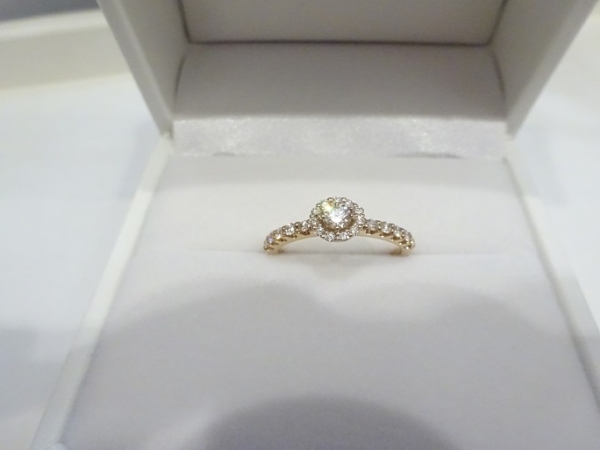和歌山県紀の川市｜ダイヤモンドの石からお二人で選ぶgardenオリジナルの婚約指輪をご成約されたお客様です。