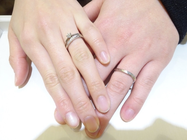 和歌山・御坊市｜シンプルかつおしゃれなデザインのエトルの結婚指輪をご成約のお客様です。