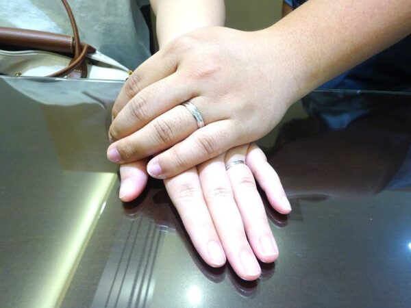 大阪府東大阪市 カットでキラキラ光るのと幅が選べるのが気に入り、オフェルタの結婚指輪をご成約のお客様です。