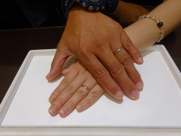 大阪府河内長野市｜ 鍛造製法でリーズナブル素敵なデザインで人気インセンブレの結婚指輪をご成約のお客様です。