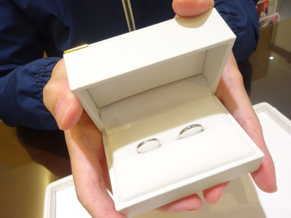 大阪府・岸和田市｜ゆるやかで優しいデザインが人気のいい夫婦ブライダルの結婚指輪をご成約されたお客様です。