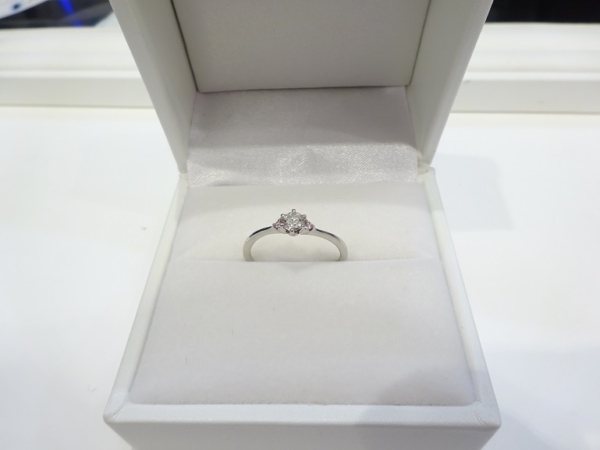 大阪府・泉佐野市｜デザインが豊富でご予算にお答えします価格が魅力のgardenオリジナルの婚約指輪をご成約のお客様です