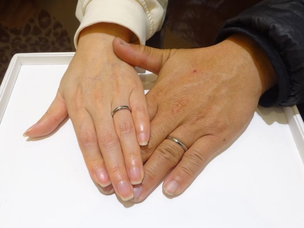 大阪府・阪南市｜シンプルで納得できるドイツで造るお二人だけの鍛造製法のフィッシャーの結婚指輪をご成約されたお客様です。