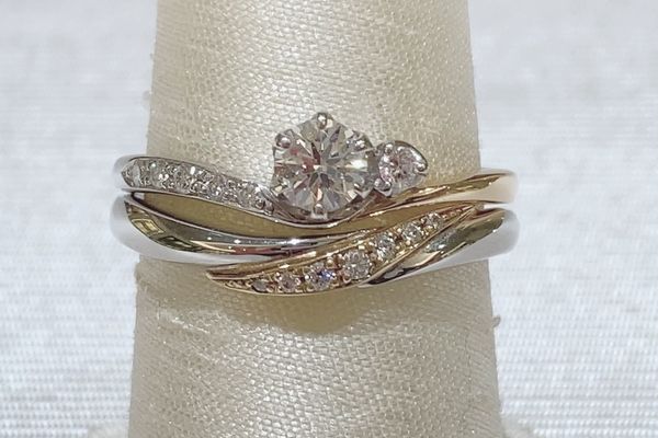 婚約指輪と結婚指輪の重ね着け　V字×V字