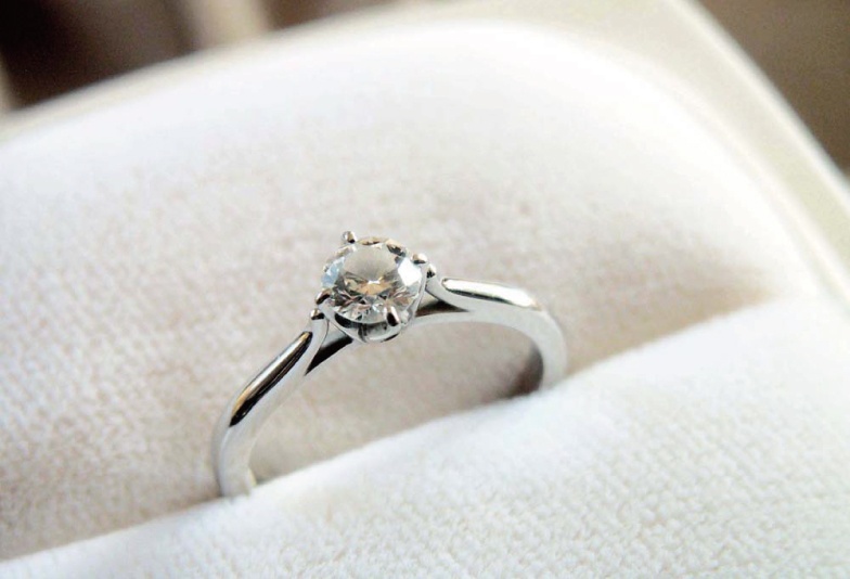 ■ストレート ■
シンプルなストレートの婚約指輪。中心に向かって指輪の幅が細くなっていくデザインなので、センターのダイヤモンドの存在感が際立つことで婚約指輪の王道なデザインとして認知されています。ダイヤモンドを支える”石座”と呼ばれる部分に高さがあるので、結婚指輪との重ね着けもしやすいデザインです。