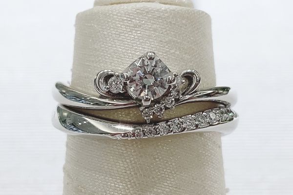 婚約指輪と結婚指輪の重ね着け　ロゼットライフ