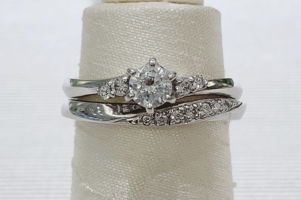 婚約指輪と結婚指輪の重ね着け　ロゼットライフ