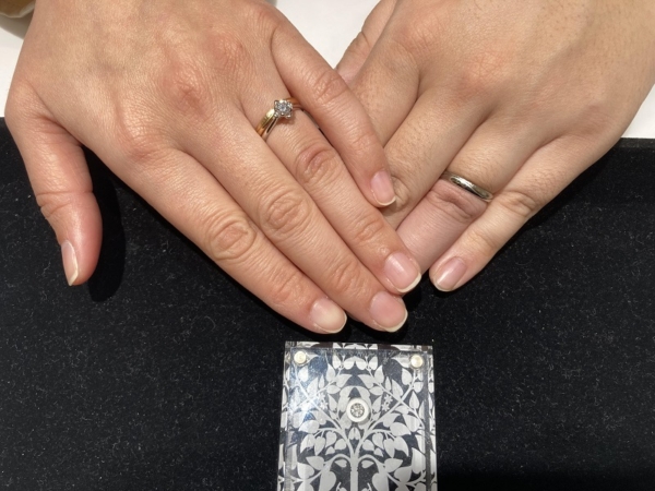 京都市左京区・伏見区｜プロポーズの際に婚約指輪を渡せていなかったので男性様が「FISCHERの結婚指輪」とともに「婚約指輪」も贈ってくださりました